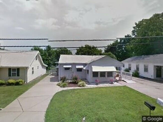 Building Photo - FIRST FULL MONTH RENT FREE Rental