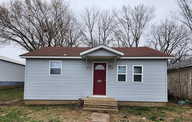 Building Photo - Now available 2 bed, 1 bath house