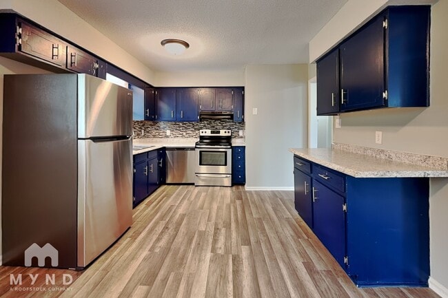 Photo - 547 Whitethorn Dr