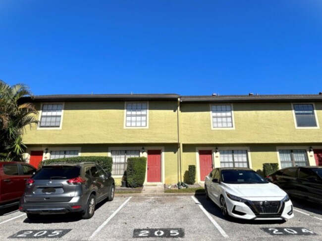 2 bedroom 2 bath 2 story townhome in Winte... - 2 bedroom 2 bath 2 story townhome in Winte...