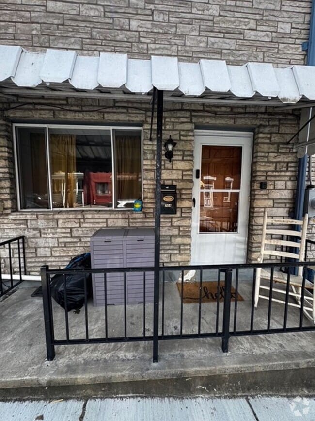 Building Photo - Rare 3 Bedroom Find in the Heart of Lawren... Rental