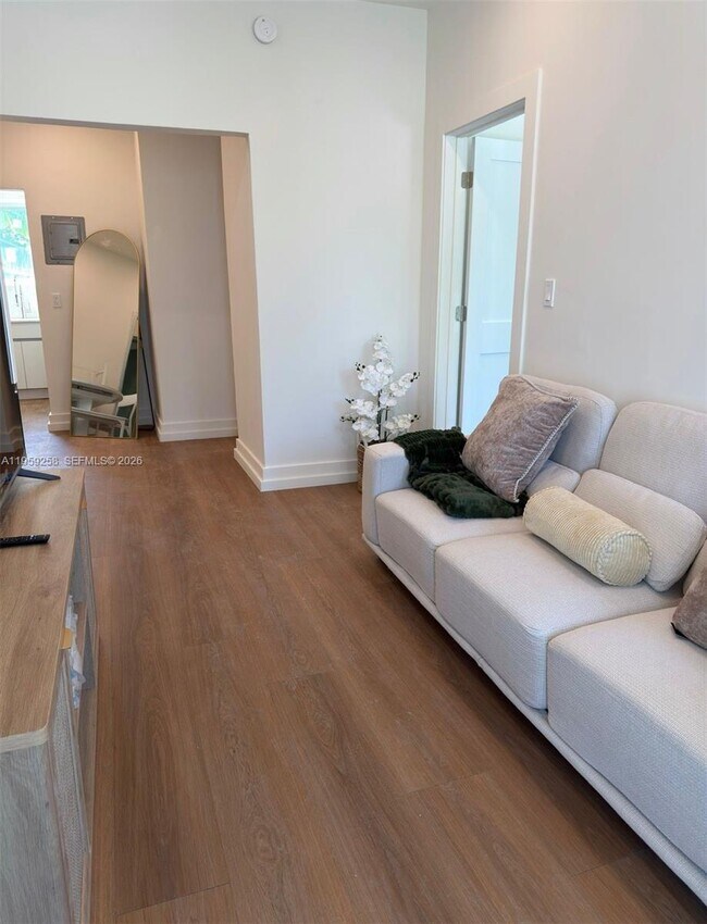 Building Photo - 1535 West Ave Unit 2