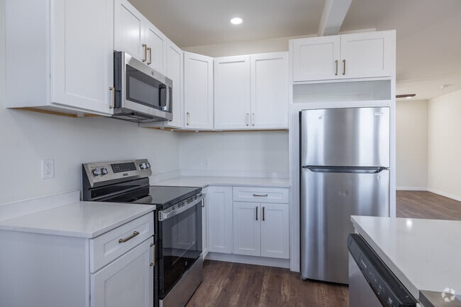 2 habitaciones, 1 baño - 960 pies cuadrados - Cocina - Newly Renovated - Parking, Utilities Included