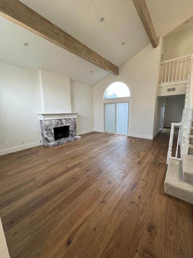 Gran sala familiar con hermosa chimenea de piedra - 2220 Curtis Ave