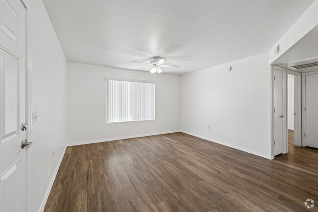 2BR, 1BA - 817SF - Living Room