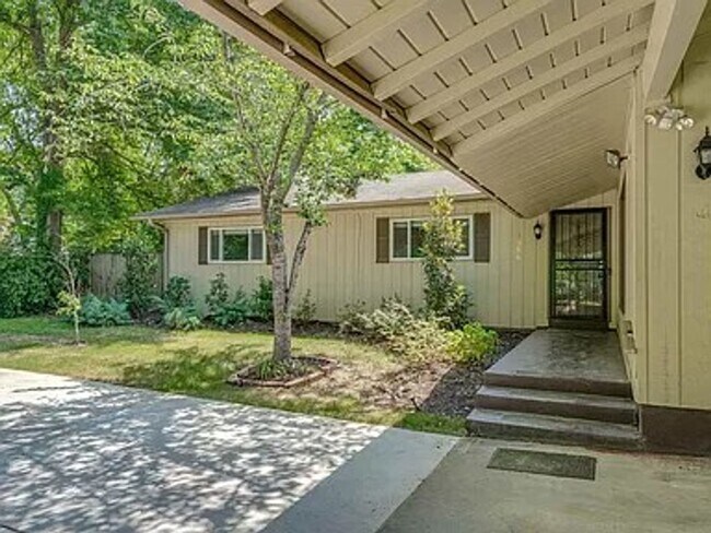 Photo - 1584 Arcadia St