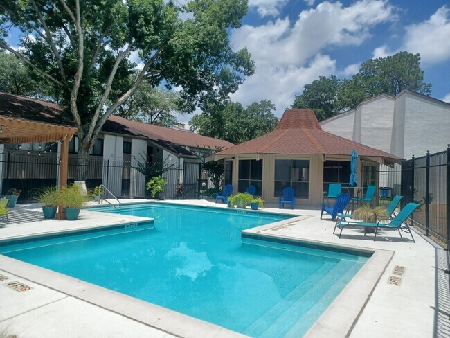 Building Photo - 12100 Melville Dr Unit 206B