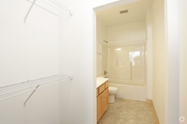 1BR, 1BA - 615 SF - Walk-In Closet - The Ridge Apartments