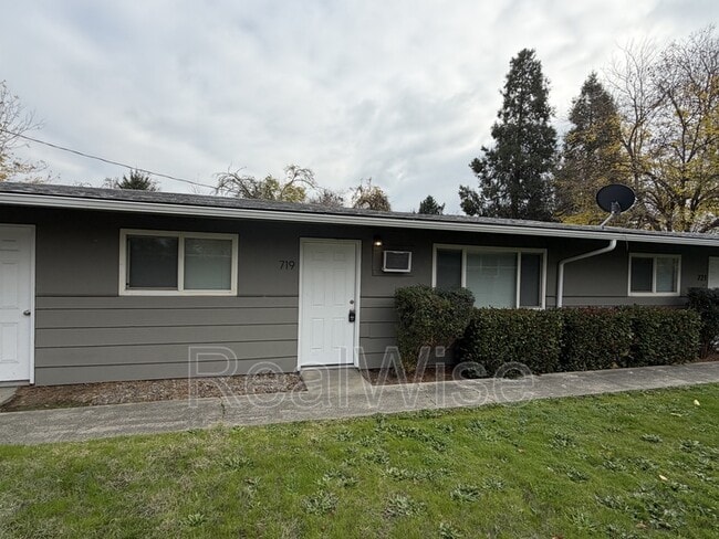 Photo - 719 SW Bridge St