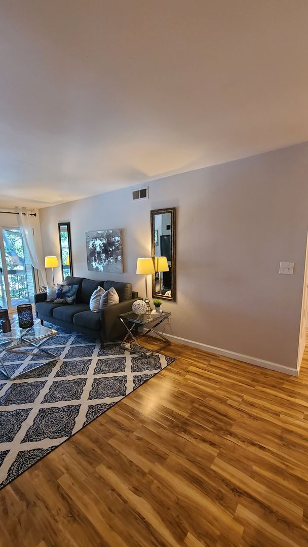 Building Photo - Absolutely gorgeous fresh apt Mariners Isl...
