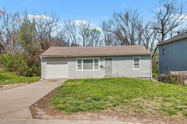 Building Photo - Charming Two Bedroom, One Bathroom Home Near Kansas City Zoo!