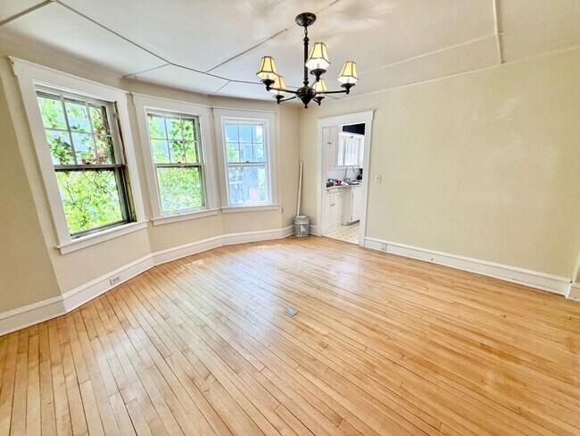 Photo - 3 Bedroom Apartment in Burlington VT Available NOW! OFF STREET PARKING, LAUNDRY, HEAT INCLUDED! Unit 1