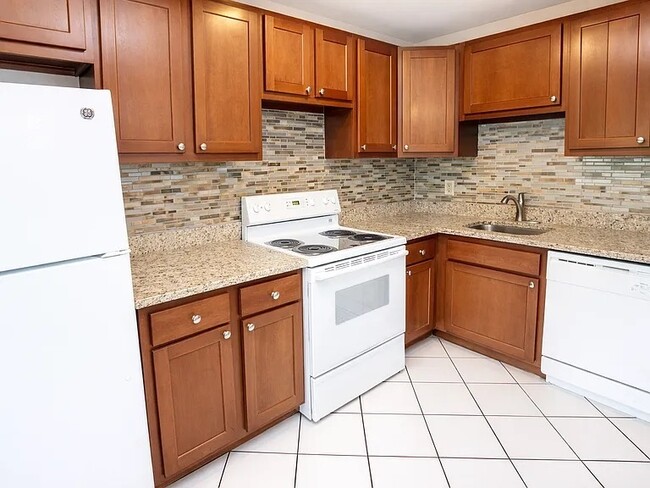 Photo - REGENCY COURT APARTMENTS -- 018