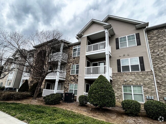 Building Photo - Greensboro 2 Bedroom, 2 Bathroom Condo
