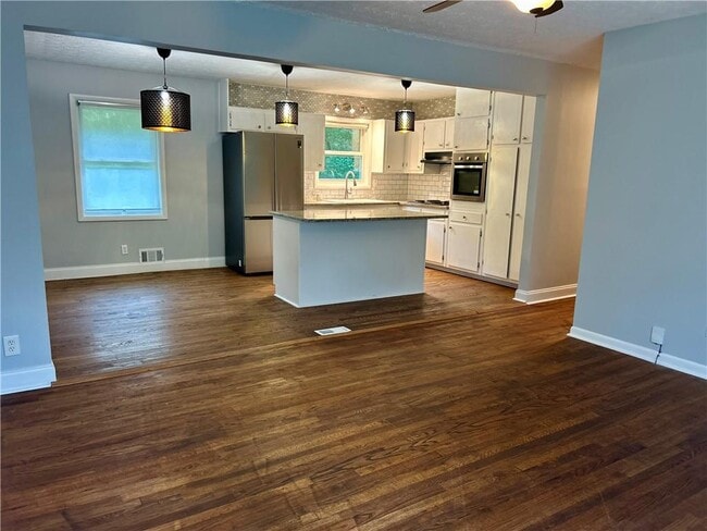 Photo - 667 Tara Cir SE