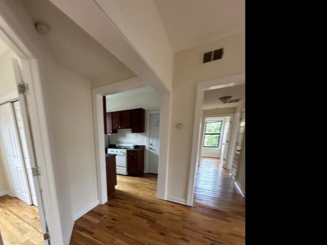 Building Photo - 3 bedroom in Chicago IL 60613 Unit 3N Rental