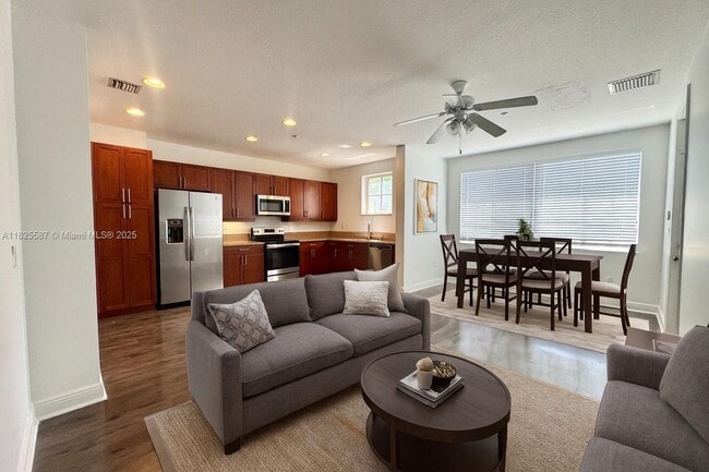 Building Photo - 1332 SW 2nd Ct Unit 1332 Rental
