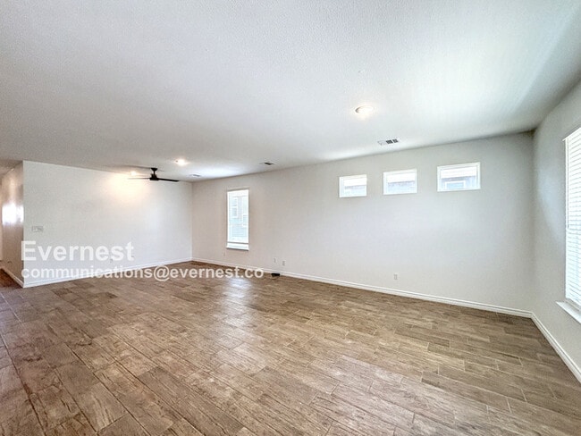Photo - 2115 Hornbeam St