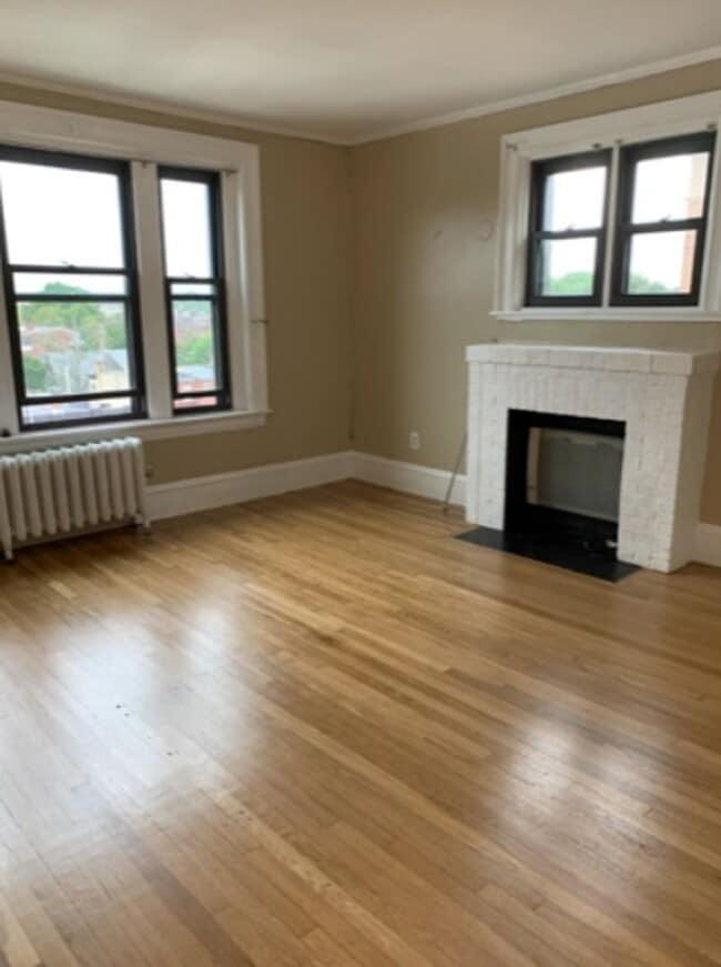 Building Photo - 454 Park Dr