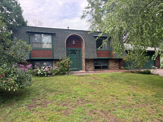 Building Photo - Gorgeous SFH with SS appliances, fenced ba... Rental