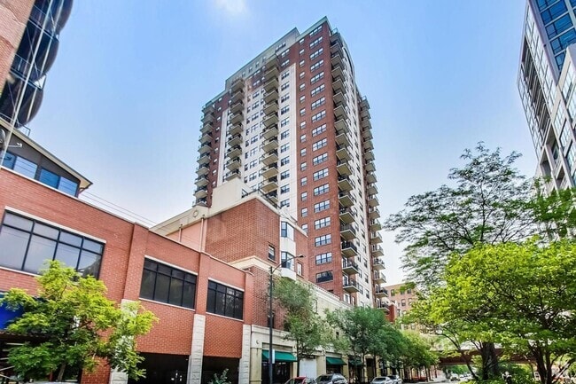 Building Photo - 2BD/2BTH PENTHOUSE  WITH PRIVATE TERRACE I...