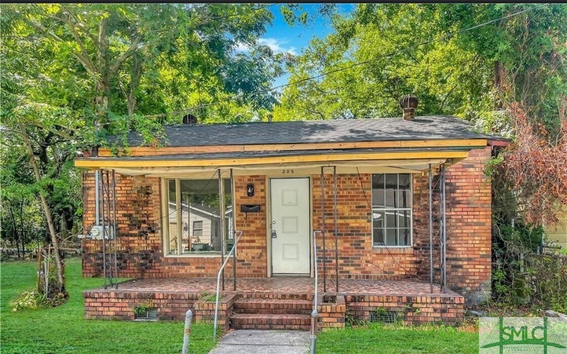 Photo - 205 McIntyre St House