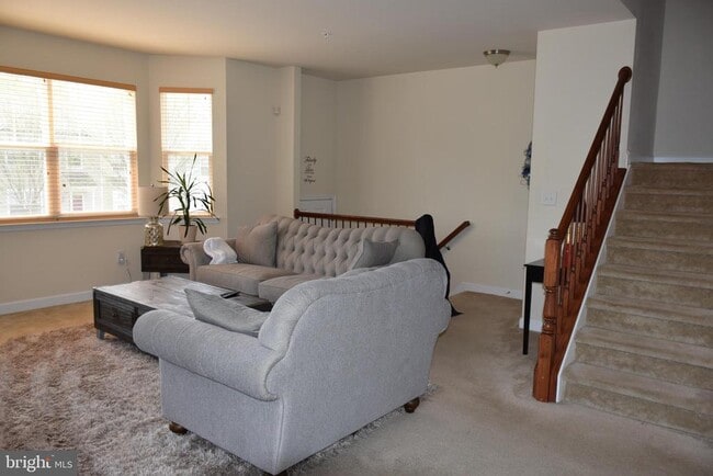 Photo - 390 English Oak Ln