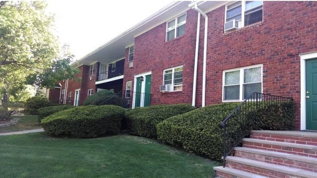 Photo - Quaker Village