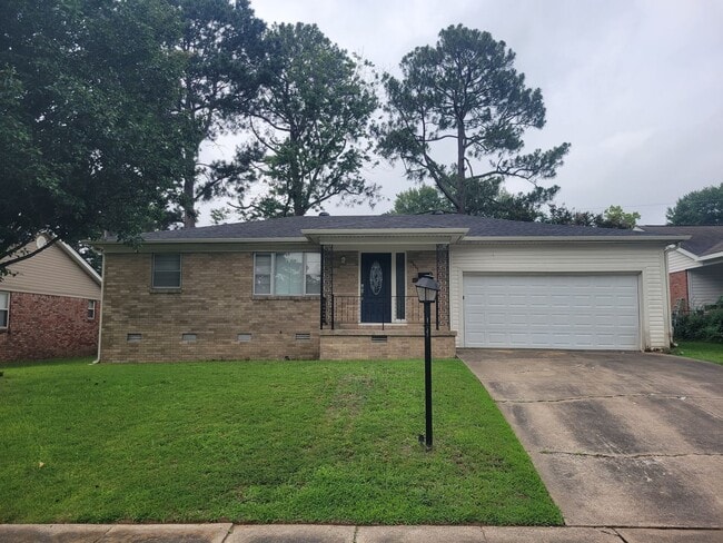 Building Photo - Spacious & Versatile Living in a Prime Location!