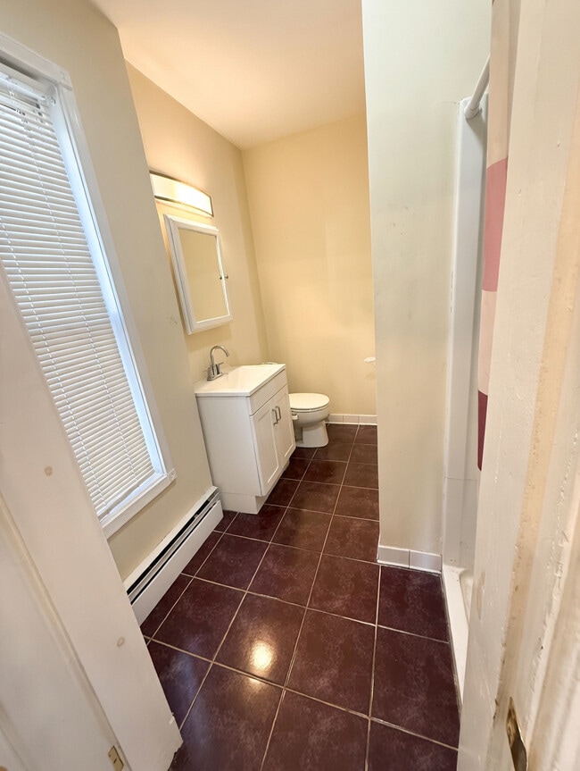 Baño 1 (Planta baja) - 36 Pratt St Unidad 1