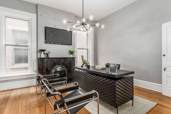 Habitación de 2 habitaciones en el primer piso desde la entrada lateral configurada como recepción de oficina - 551 S 3rd St