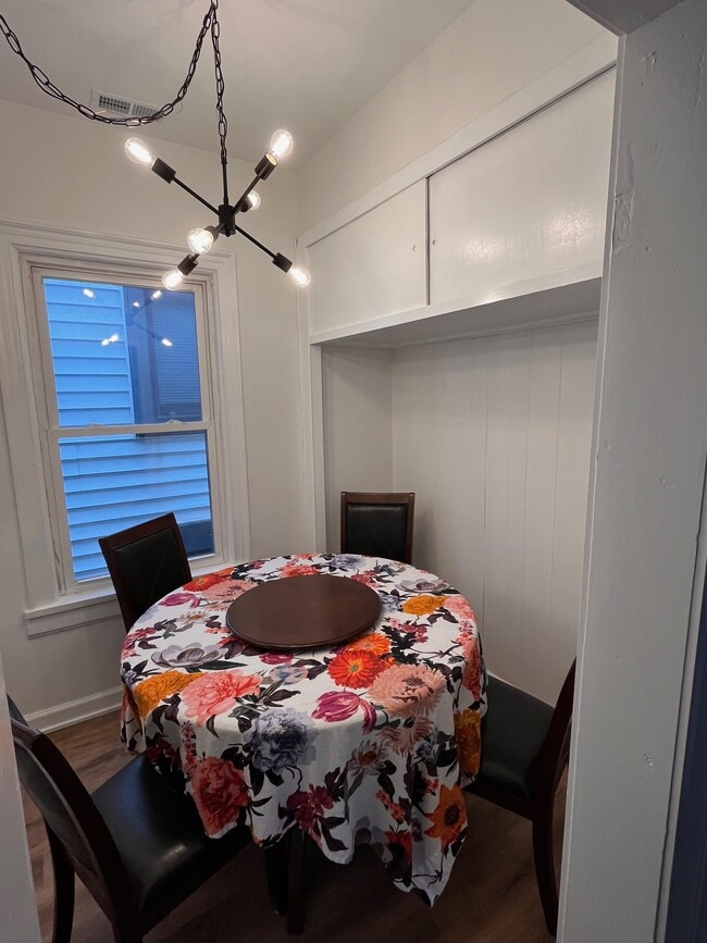 Building Photo - 1518 W Augusta Blvd Unit 3