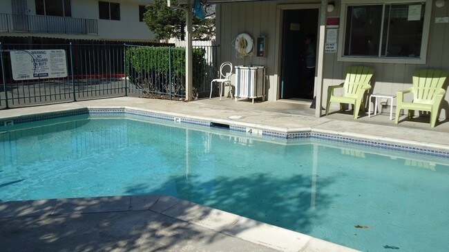 Pool - CrossPointe Apartments