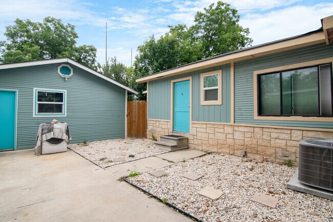 Photo - 560 W Highland Blvd