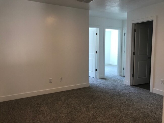Photo - 421 W 40 S