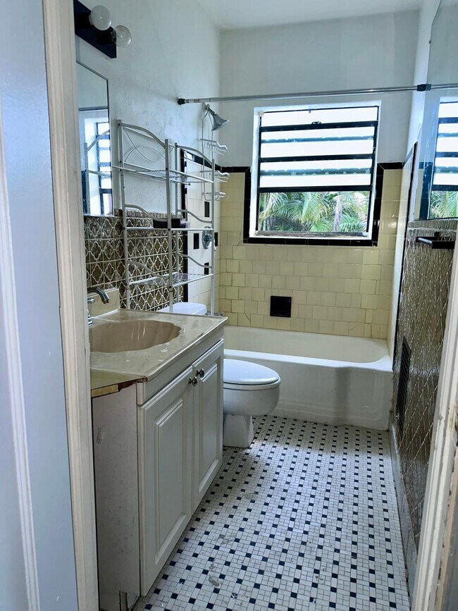 Photo - 1006 N J St