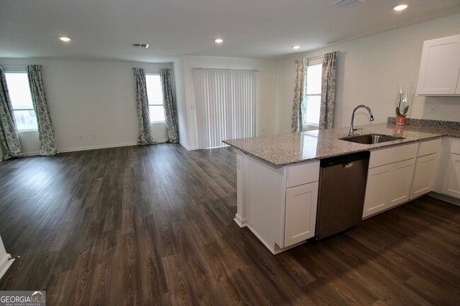 Photo - 205 Landing Blvd