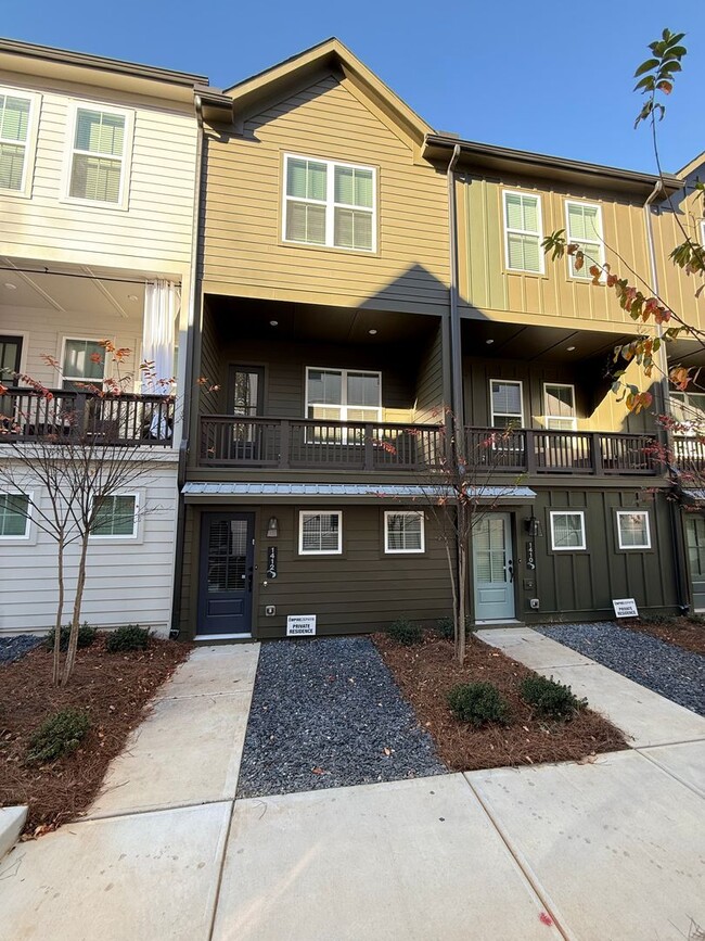 Building Photo - Peaceful City Living close to Everything!