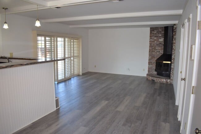 Building Photo - Beautiful 3 Bedroom and 2 Bathroom Home