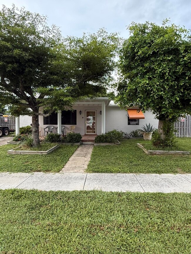 Building Photo - 817 Elm Rd