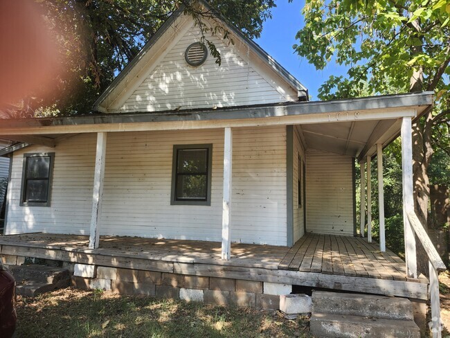 Building Photo - 1018 W Logan Ave Rental