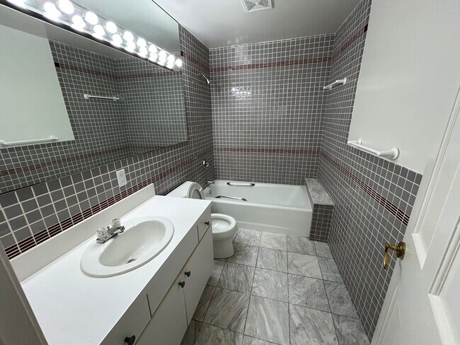 Baño completo - 59 Church St Unidad 203