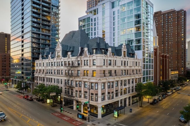 Building Photo - 810 N Clark St Unit 901