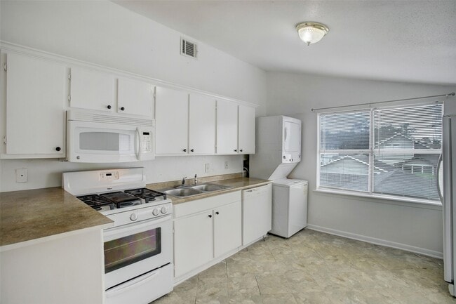 Photo - 1127 Yale St