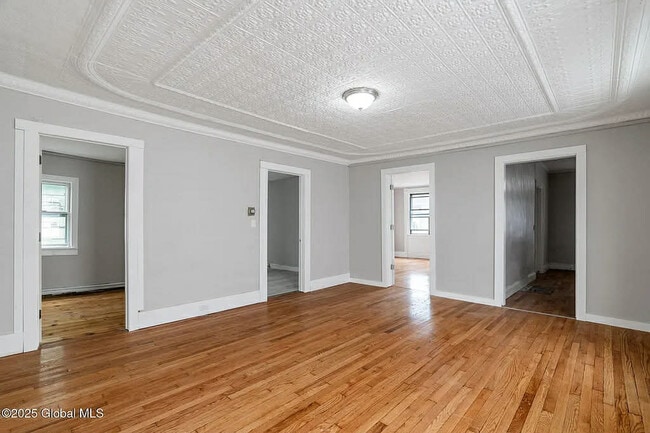 Building Photo - 2127 2nd Ave Unit Floor 1