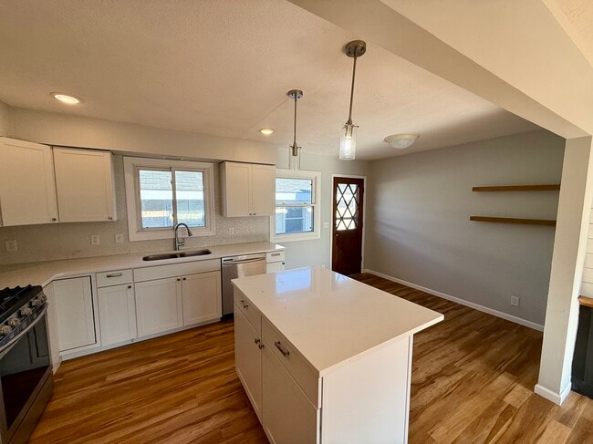 Photo - 901 Summer St NE