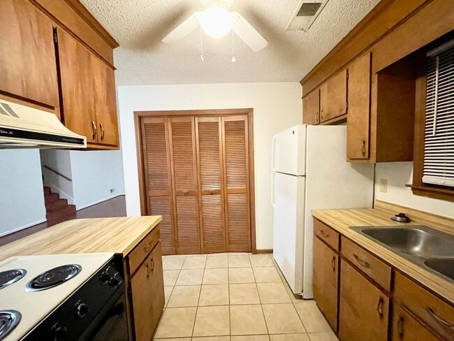 Photo - 407 Harleston Rd