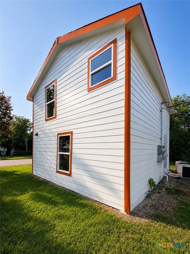 Photo - 1404 W Ave E