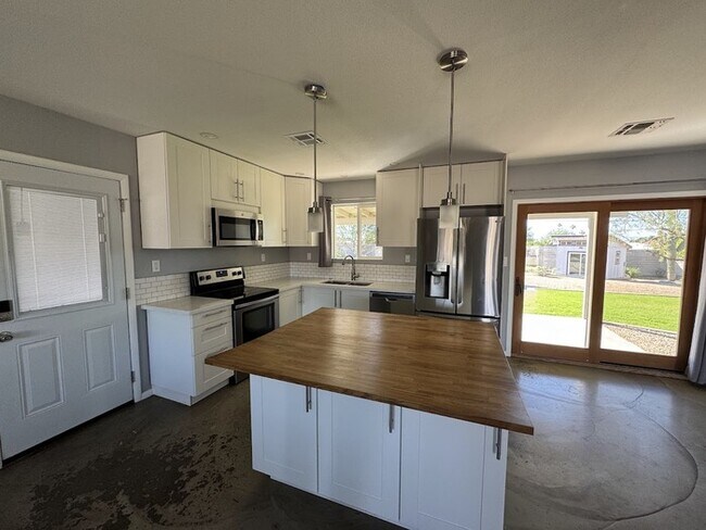 Photo - Mid Century and Mountain Views