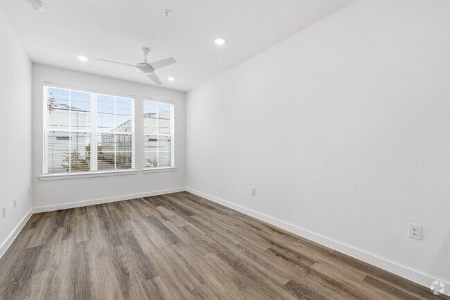 1BR, 1BA - 628SF - Living Room/Dining Room